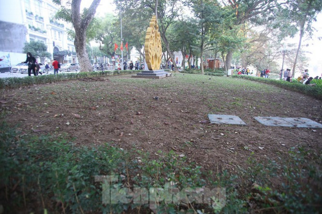 Thảm hoa hồ Hoàn Kiếm "nát bươm" sau giao thừa và Tết Dương lịch - 6