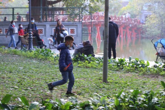 Thảm hoa hồ Hoàn Kiếm "nát bươm" sau giao thừa và Tết Dương lịch - 12