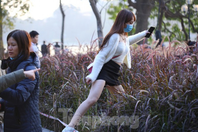 Thảm hoa hồ Hoàn Kiếm "nát bươm" sau giao thừa và Tết Dương lịch - 14