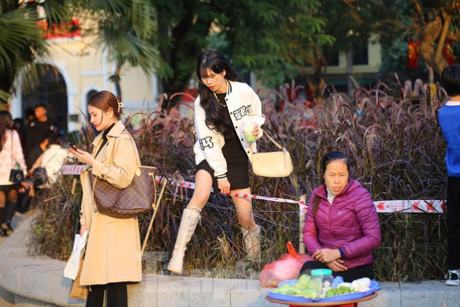 Thảm hoa hồ Hoàn Kiếm "nát bươm" sau giao thừa và Tết Dương lịch - 16