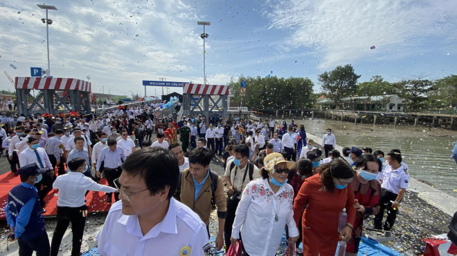 Clip: Phà biển Cần Giờ - Vũng Tàu rẽ sóng đón khách với giá 70.000 đồng/người - 5