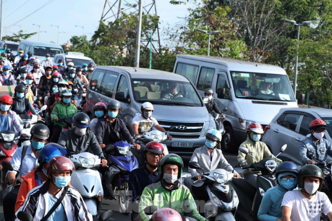 Cửa ngõ Sài Gòn kẹt xe kinh hoàng ngày làm việc đầu năm 2021 - 8