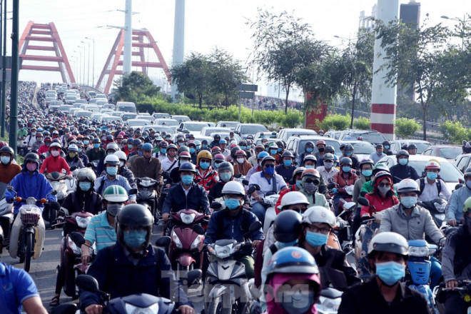 Cửa ngõ Sài Gòn kẹt xe kinh hoàng ngày làm việc đầu năm 2021 - 13