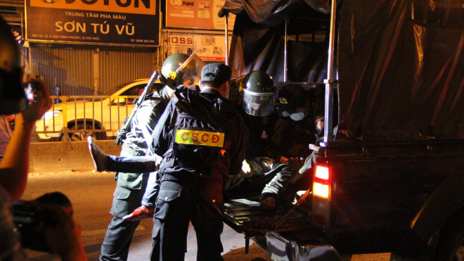 Clip: CSGT yêu cầu đưa người bị nạn đi cấp cứu, nhiều tài xế ôtô làm ngơ - 2