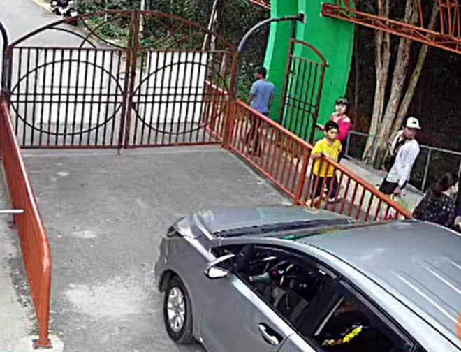 Cán bộ xã buộc bảo vệ quỳ xin lỗi, khóa cổng nhốt du khách - 2