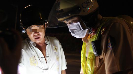 Người đàn ông ở TP.HCM có nhiều “lời lẽ kỳ lạ” với CSGT - 2