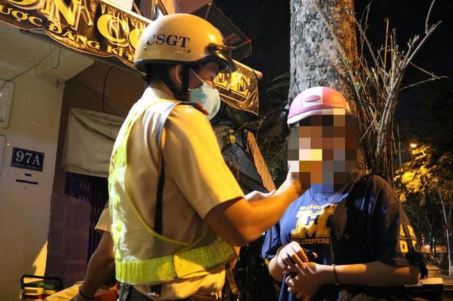 Dự tiệc liên hoan cuối năm, cô gái bị phạt 4,5 triệu đồng vì vi phạm quy định về nồng độ cồn - 2