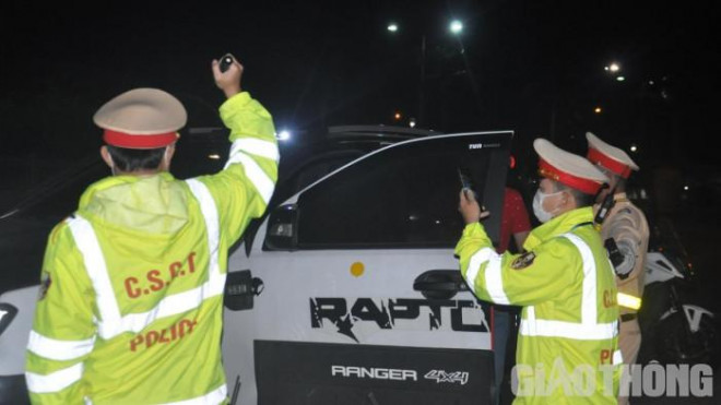 Đà Nẵng: Tài xế có nồng độ cồn ngất ngưởng liên tục "làm trò", chống đối CSGT - 2