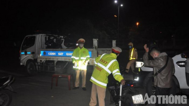 Đà Nẵng: Tài xế có nồng độ cồn ngất ngưởng liên tục "làm trò", chống đối CSGT - 8