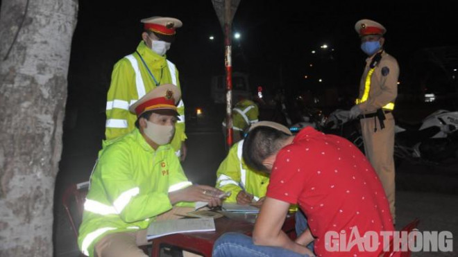 Đà Nẵng: Tài xế có nồng độ cồn ngất ngưởng liên tục "làm trò", chống đối CSGT - 3