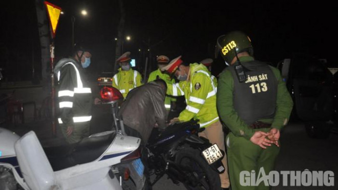 Đà Nẵng: Tài xế có nồng độ cồn ngất ngưởng liên tục "làm trò", chống đối CSGT - 4