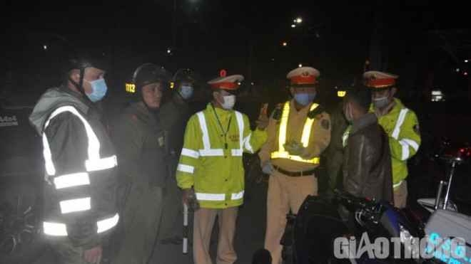 Đà Nẵng: Tài xế có nồng độ cồn ngất ngưởng liên tục "làm trò", chống đối CSGT - 5