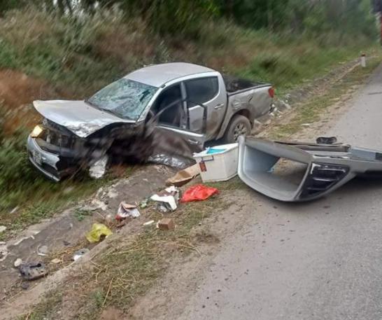 CLIP: Xe bán tải lao như tên bắn tông trực diện vào xe tải chở đá - 2