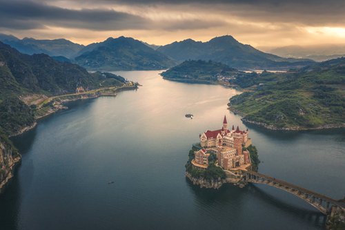 Những tòa lâu đài xa hoa mọc lên khắp Trung Quốc - 3