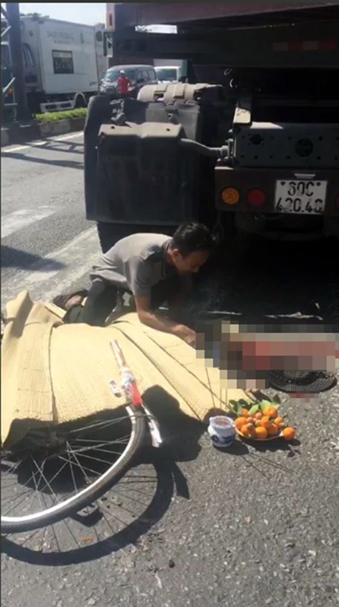 Rớt nước mắt cảnh con trai gào khóc ôm thi thể mẹ già sau TNGT - 3