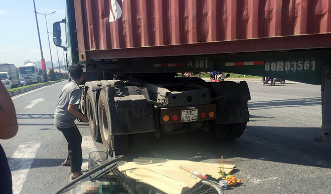 Rớt nước mắt cảnh con trai gào khóc ôm thi thể mẹ già sau TNGT - 2