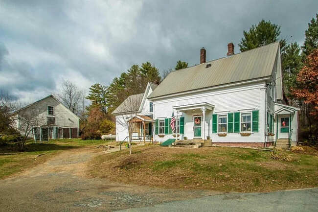 Ngôi nhà nhỏ với màu sơn xanh lá được nhiều người đánh giá là đẹp như tranh ở Vermont với bảy phòng giam bí mật ẩn bên trong vừa được rao bán với giá gần 150.000 USD – mức giá siêu rẻ so với khu vực xung quanh.
