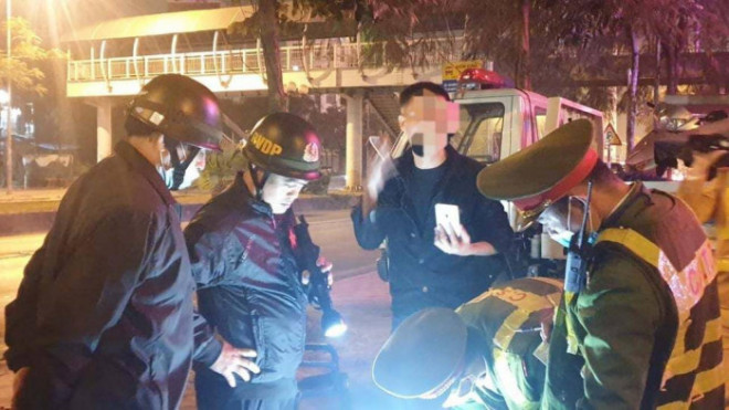 Bị yêu cầu đo nồng độ cồn, lái xe bán tải livestream &#34;hành&#34; CSGT suốt 3 giờ - 1