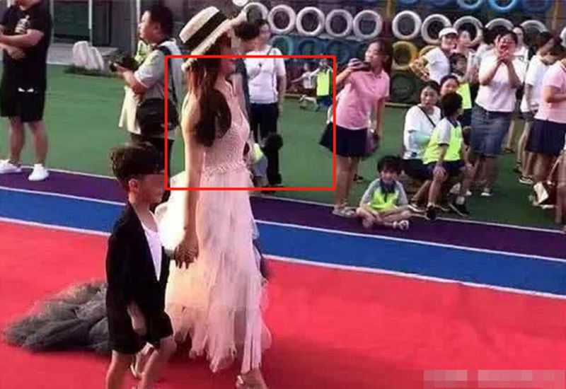 Sự thật về trang phục của bà mẹ trẻ khiến cô giáo phàn nàn tại buổi họp phụ huynh - 1