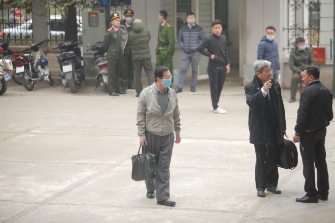 Cựu Bộ trưởng Vũ Huy Hoàng vịn cầu thang, nắm tay luật sư khi bước lên bậc thềm tòa án - 2