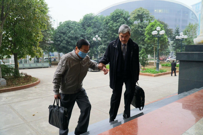 Cựu Bộ trưởng Vũ Huy Hoàng vịn cầu thang, nắm tay luật sư khi bước lên bậc thềm tòa án - 3