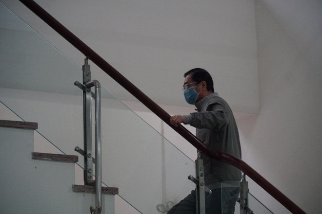 Cựu Bộ trưởng Vũ Huy Hoàng vịn cầu thang, nắm tay luật sư khi bước lên bậc thềm tòa án - 4