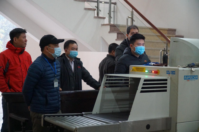 Cựu Bộ trưởng Vũ Huy Hoàng vịn cầu thang, nắm tay luật sư khi bước lên bậc thềm tòa án - 5