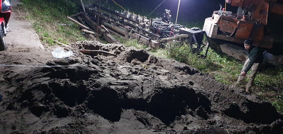 Vụ máy ép cọc đè chết 2 cháu nhỏ ở Bắc Ninh: Tạm giữ 3 người - 2