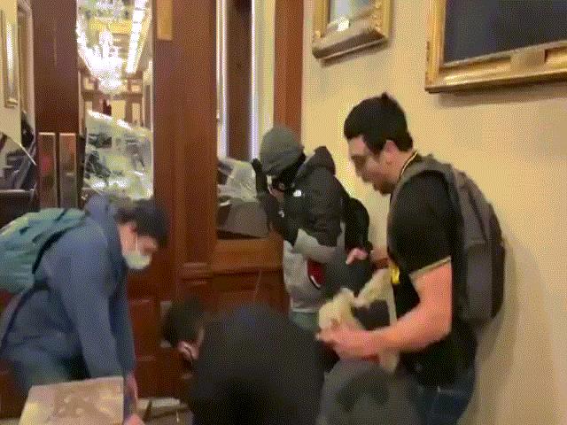 Video: Khoảnh khắc người ủng hộ ông Trump bị bắn trong tòa nhà Quốc hội Mỹ