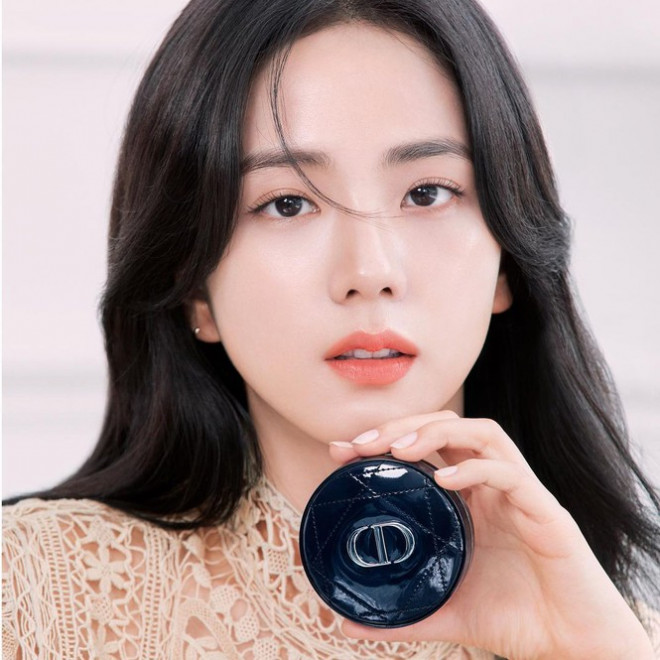 Jisoo BLACKPINK có lấn át được Hoa hậu Honey Lee trong loạt ảnh quảng cáo mỹ phẩm Dior? - 4