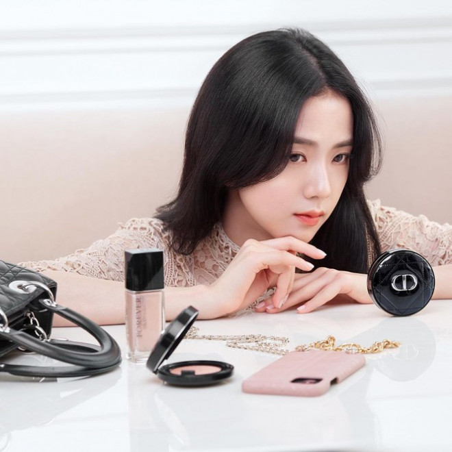Jisoo BLACKPINK có lấn át được Hoa hậu Honey Lee trong loạt ảnh quảng cáo mỹ phẩm Dior? - 8