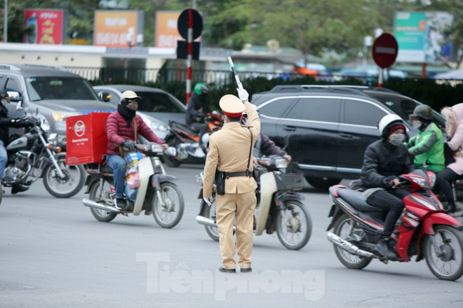 Cuộc sống đảo lộn của người lao động Thủ đô trong ngày lạnh nhất từ đầu mùa - 2