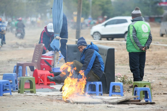 Cuộc sống đảo lộn của người lao động Thủ đô trong ngày lạnh nhất từ đầu mùa - 4