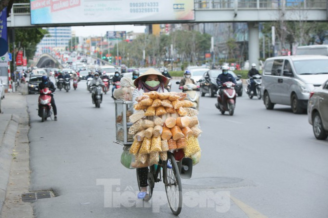 Cuộc sống đảo lộn của người lao động Thủ đô trong ngày lạnh nhất từ đầu mùa - 11