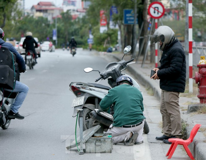 Cuộc sống đảo lộn của người lao động Thủ đô trong ngày lạnh nhất từ đầu mùa - 10