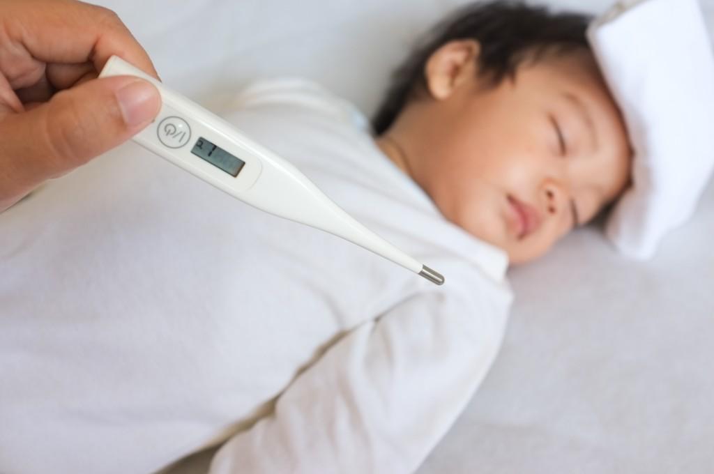 3 bước cực kỳ quan trọng cha mẹ nào cũng cần phải nhớ khi con bị sốt cao co giật - 1