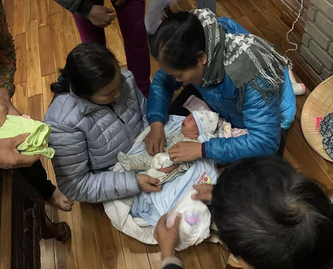 Bé sơ sinh bị bỏ rơi ngoài trời lạnh kèm lời nhắn xót xa của người mẹ - 3