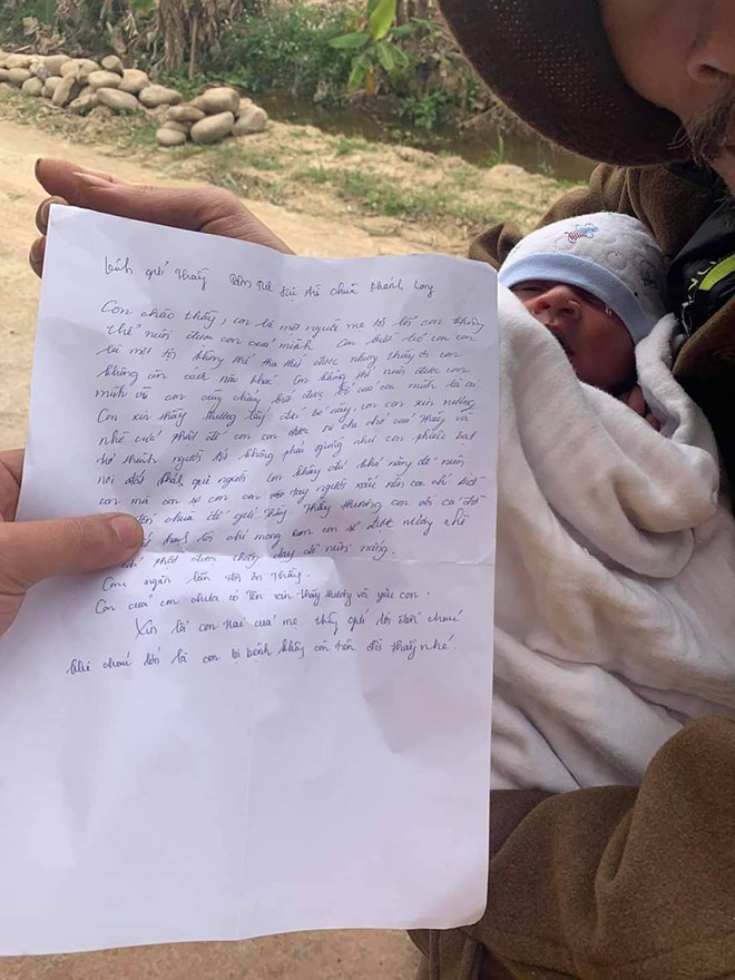 Bé sơ sinh bị bỏ rơi ngoài trời lạnh kèm lời nhắn xót xa của người mẹ - 2