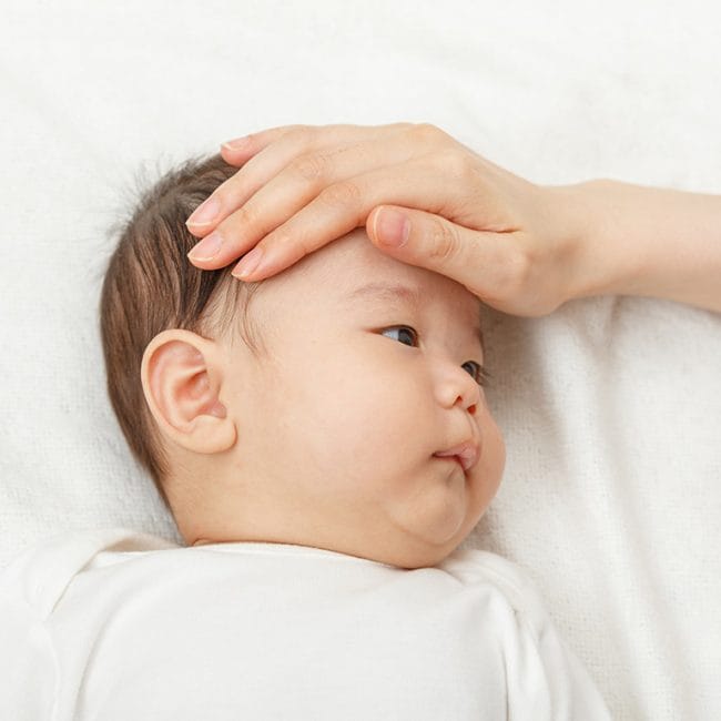 Cha mẹ nên làm gì khi trẻ bị sốt trong ngày Tết, nhất là những ngày rét đậm? - 1
