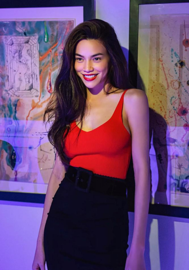 Hồ Ngọc Hà khoe dáng gợi cảm sau sinh, váy ngàn sao phô trọn đường cong - 4