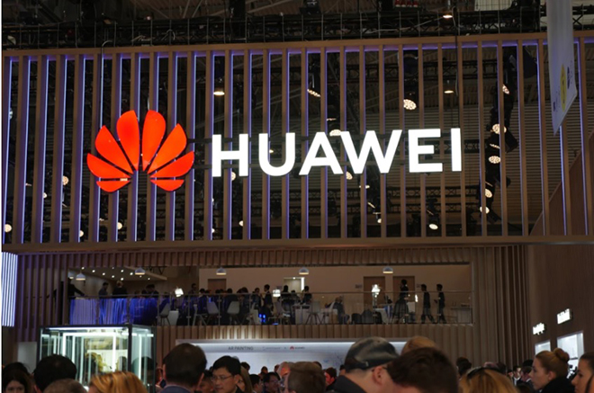 Huawei sẽ chính thức đại bại trong năm 2021, các "đối thủ" tranh nhau xâu xé - 1