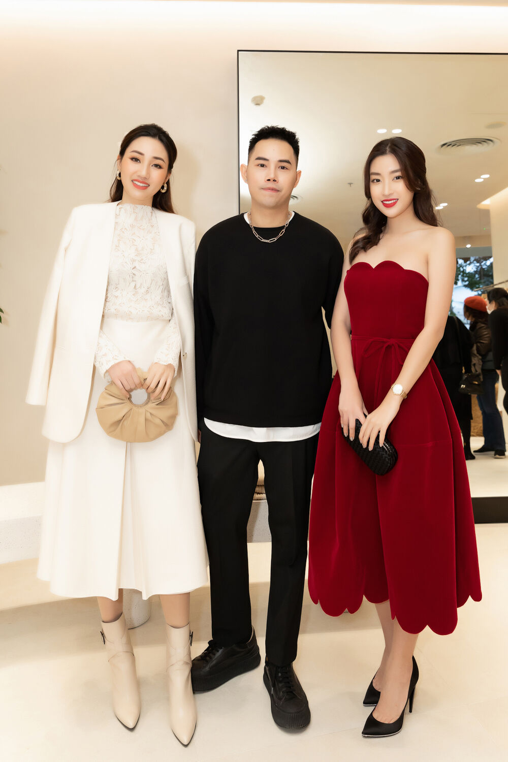 Mỹ Linh, Lương Thùy Linh, Trà Mi khoe vẻ đẹp lộng lẫy trong váy đơn sắc - 1