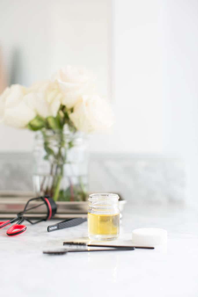 Muốn lông mày dày, cong đẹp, đậm màu hãy thử cách đơn giản này - 1