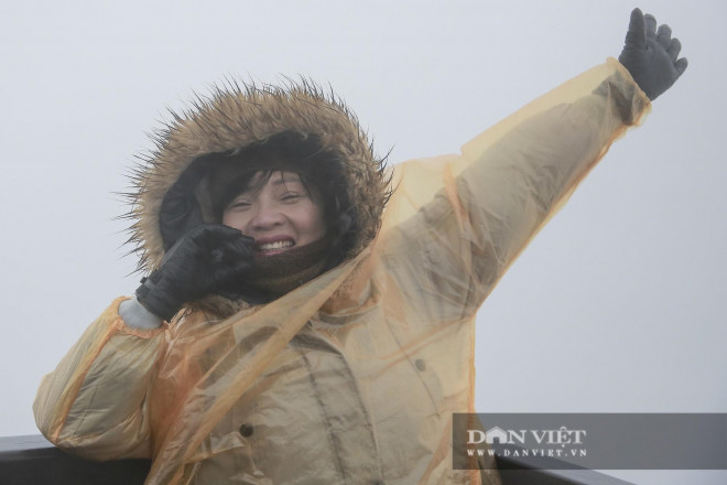 Nhiệt độ xuống -4 độ C, biển người chen nhau trên đỉnh Fansipan chờ băng tuyết - 12