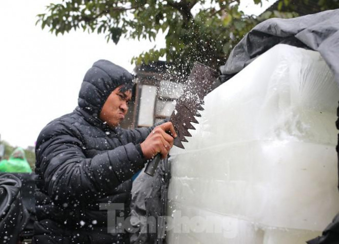 Tay trần bê đá lạnh, bắt cá tươi trong cái rét thấu xương Hà Nội - 11