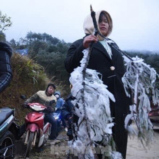 Băng tuyết dần tan, du khách vẫn ngược núi lên với Mẫu Sơn - 5