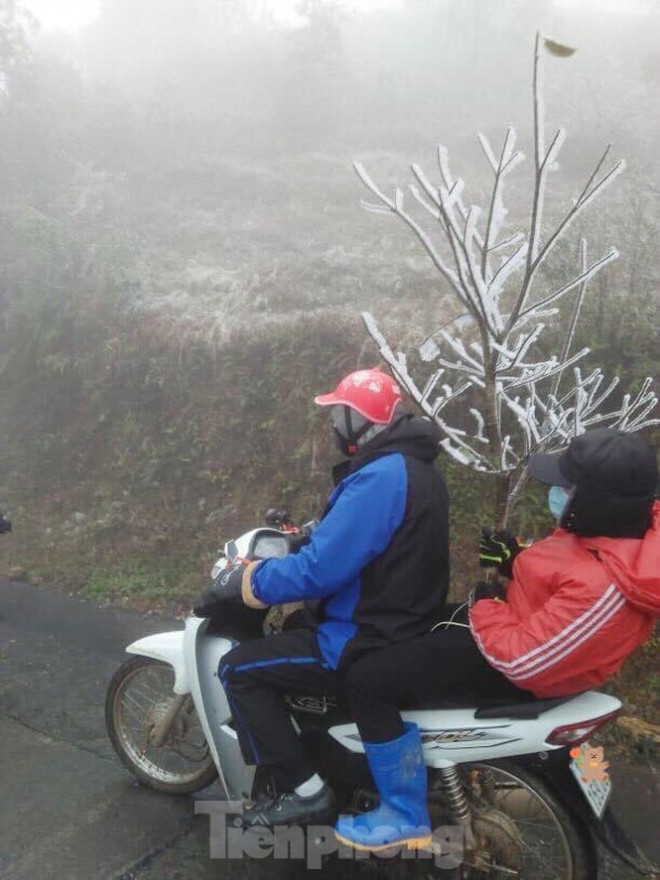 Băng tuyết dần tan, du khách vẫn ngược núi lên với Mẫu Sơn - 6