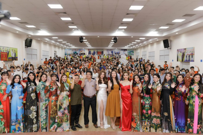 Á hậu Ngọc Thảo diện váy xẻ khoe đôi chân dài 1m11 - 9