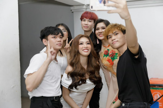 Á hậu Ngọc Thảo diện váy xẻ khoe đôi chân dài 1m11 - 8