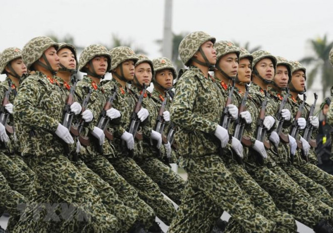 6.000 người và xe bọc thép xuất quân bảo vệ Đại hội XIII - 3